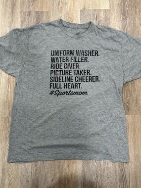 #Sportsmom Graphic T-Shirt in Heather Gray